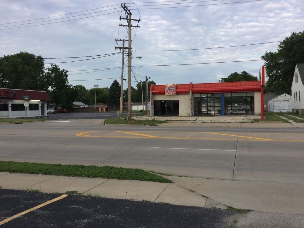 Galesburg Pit Stop: 1317 N Henderson St, Galesburg, IL 61401